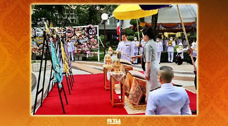 ในหลวง พระราชินี ทรงวางพวงมาลา เนื่องในวันมหิดล ในหลวง พระราชินี ทรงวางพวงมาลา เนื่องในวันมหิดล