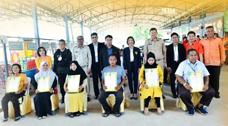 กรมที่ดิน มอบโฉนดให้กับผู้ที่ได้รับความเสียหายจากเหตุการณ์โกดังพลุระเบิด ตลาดมูโนะ 