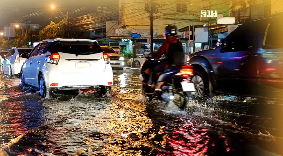 .ฝนตกหนัก-น้ำท่วมขัง แนะเทคนิคการขับขี่ปลอดภัยที่นี่.