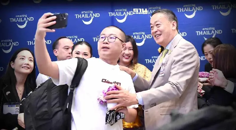 นายกฯ แจกกางเกงช้าง รับวีซ่าฟรีวันแรก หวังจีน-คาซัคฯ เที่ยวไทย 3 ล้านคน
