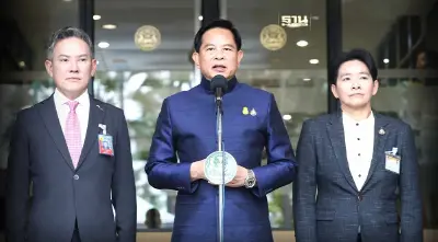 “พีระพันธุ์” แย้มลดราคาน้ำมันเบนซิน 2.50 บาท/ลิตร ของขวัญปีใหม่