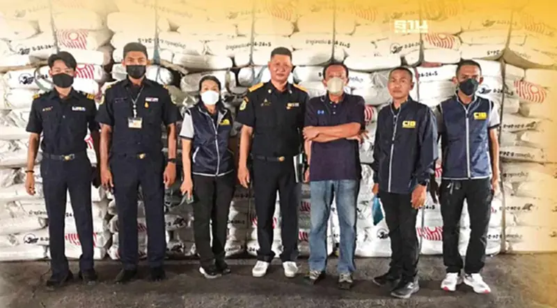 บุกทลายโรงงานทําปุ๋ยปลอม ของกลางอื้อ มูลค่ากว่า 7 ล้านบาท บุกทลายโรงงานทําปุ๋ยปลอม ของกลางอื้อ มูลค่ากว่า 7 ล้านบาท