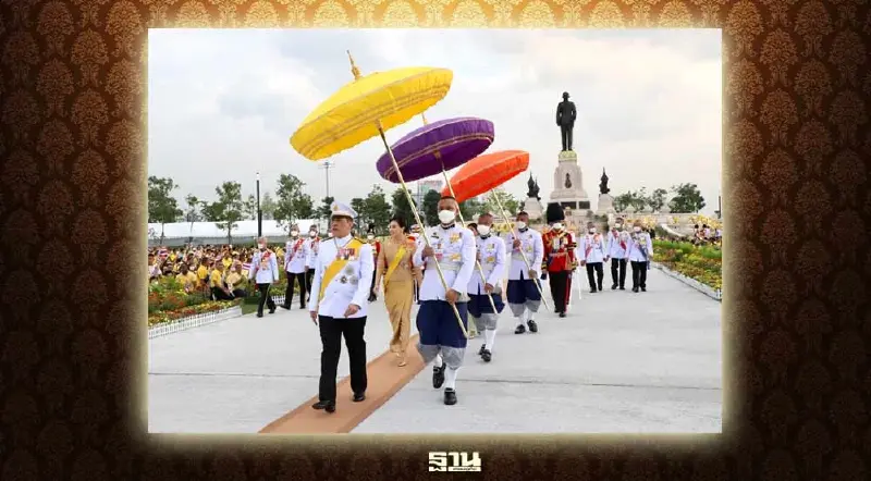 ในหลวง-พระราชินี ทรงวางพวงมาลา พระบรมราชานุสาวรีย์ ในหลวง ร.9