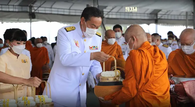 นายกฯนำครม. ทำบุญตักบาตรถวายเป็นพระราชกุศล ในหลวงร.9 นายกฯนำครม. ทำบุญตักบาตรถวายเป็นพระราชกุศล ในหลวงร.9