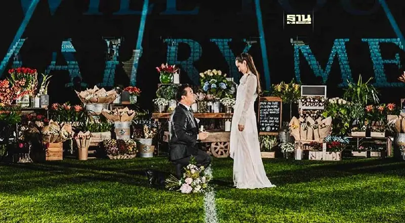 เซอร์ไพรส์! ต๊อบ อัยยวัฒน์ ปิดสนามฟุตบอล คุกเข่าขอแฟนสาวแต่งงาน สุดอลังการ