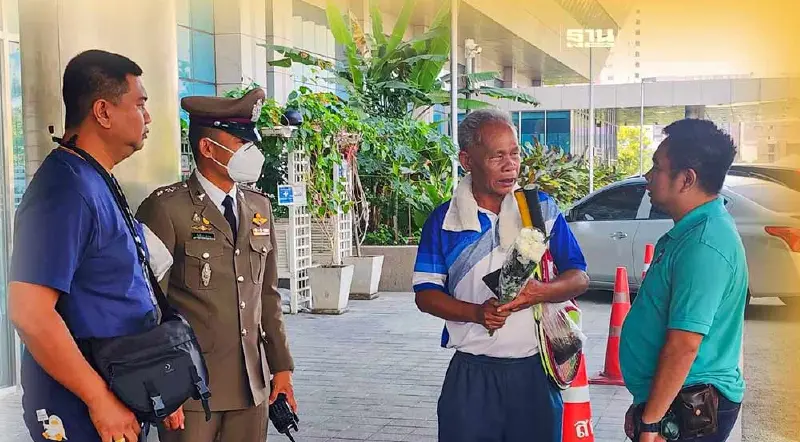 "ลุงปลาร้า"โผล่ป่วนศาลรธน. อ้างต้องการมอบดอกไม้ให้กำลังใจ"พิธา"