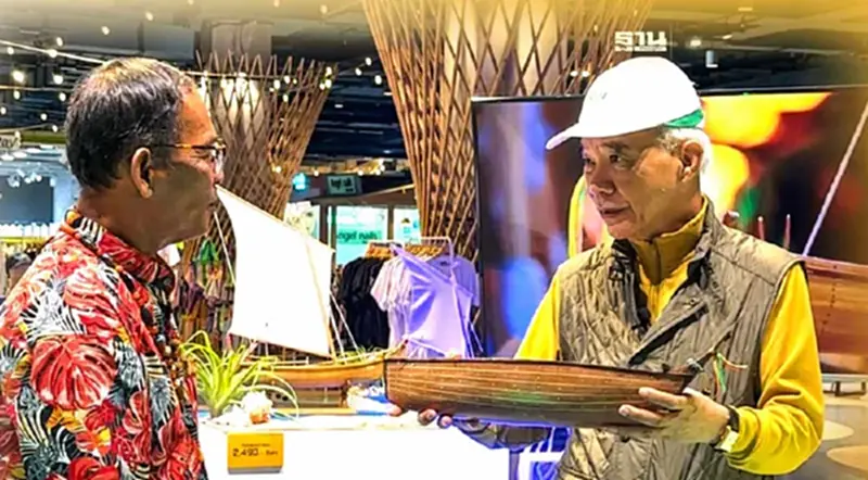 สุวัจน์ชื่นชม“ลุงเปีย”ครูช่างเรือฉลอมจิ๋วชูซอฟท์พาวเวอร์วิถีชาวประมง สุวัจน์ชื่นชม“ลุงเปีย”ครูช่างเรือฉลอมจิ๋วชูซอฟท์พาวเวอร์วิถีชาวประมง