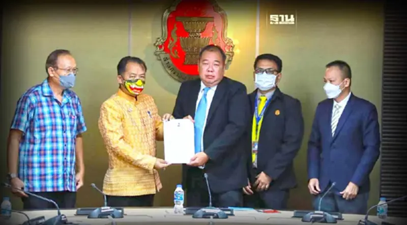 “ศรีสุวรรณ”ยื่นผู้ตรวจฯ ส่งศาลรธน.วินิจฉัยแจกเงินดิจิทัลขัดรธน.-กฎหมาย “ศรีสุวรรณ”ยื่นผู้ตรวจฯ ส่งศาลรธน.วินิจฉัยแจกเงินดิจิทัลขัดรธน.-กฎหมาย