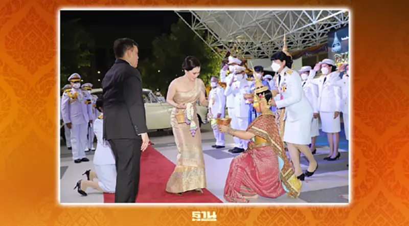 ในหลวง พระราชินี เสด็จพระราชดำเนินไปทอดพระเนตรการแสดงโขนรอบปฐมทัศน์ ในหลวง พระราชินี เสด็จพระราชดำเนินไปทอดพระเนตรการแสดงโขนรอบปฐมทัศน์
