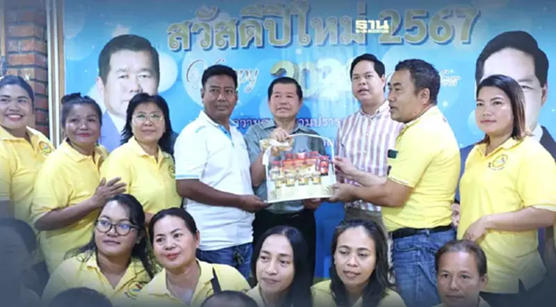ชาวสงขลาแห่ส่งกำลังใจ “นิพนธ์” เนืองแน่น พร้อมมอบความสุขเทศกาลปีใหม่ ชาวสงขลาแห่ส่งกำลังใจ “นิพนธ์” เนืองแน่น พร้อมมอบความสุขเทศกาลปีใหม่