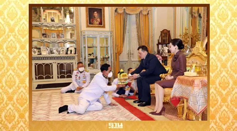 "พล.อ.ประยุทธ์" เข้าเฝ้าฯ "ในหลวง-พระราชินี" ถวายสัตย์ฯก่อนเข้ารับหน้าที่องคมนตรี "พล.อ.ประยุทธ์" เข้าเฝ้าฯ "ในหลวง-พระราชินี" ถวายสัตย์ฯก่อนเข้ารับหน้าที่องคมนตรี