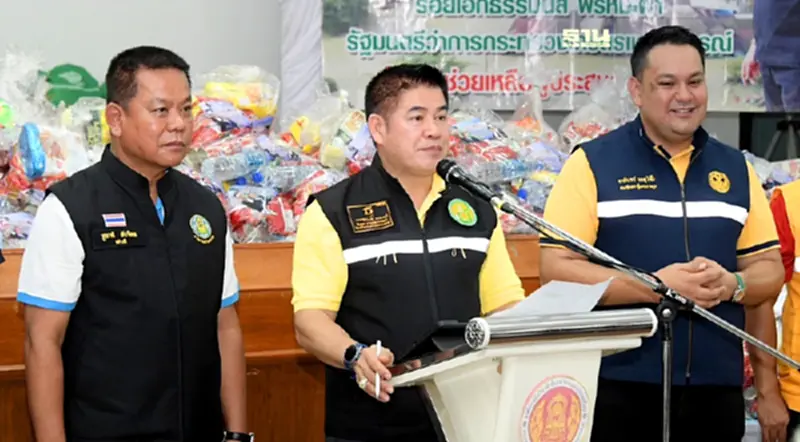 รมว.ธรรมนัส ติดตามน้ำท่วมเมืองนราฯ มอบถุงยังชีพให้กำลังใจประชาชน รมว.ธรรมนัส ติดตามน้ำท่วมเมืองนราฯ มอบถุงยังชีพให้กำลังใจประชาชน