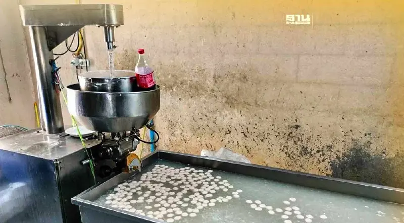 บุกทลาย "โรงงานลูกชิ้นเถื่อน" ผสมสารฟอกขาว ส่งขายทั่วกทม.-ปริมณฑล บุกทลาย "โรงงานลูกชิ้นเถื่อน" ผสมสารฟอกขาว ส่งขายทั่วกทม.-ปริมณฑล