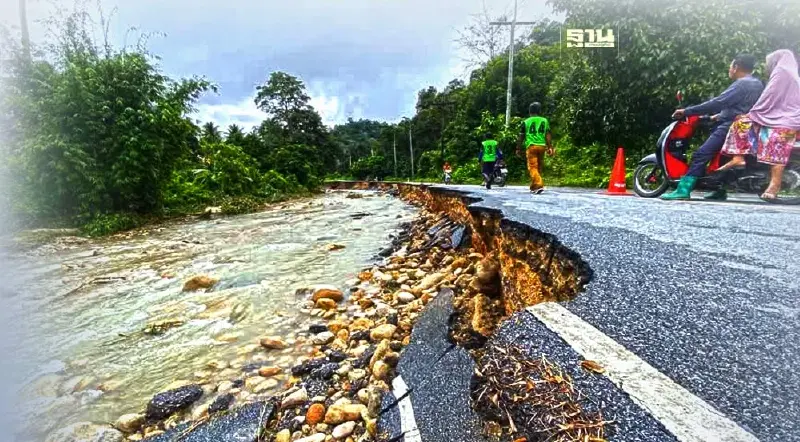 ยะลาอ่วม! ฝนตกหนัก ดินสไลด์ทับเส้นทางสัญจร เตือนน้ำล้นตลิ่งลุ่มน้ำสายบุรี