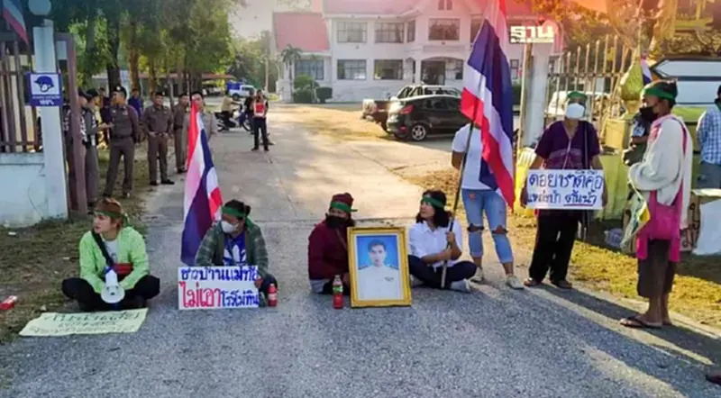 ชาวบ้านตาก ปักหลัก ปิดประตูอบต.แม่ท้อ ค้านสัมปทานเหมืองหินดอยชาติ ชาวบ้านตาก ปักหลัก ปิดประตูอบต.แม่ท้อ ค้านสัมปทานเหมืองหินดอยชาติ