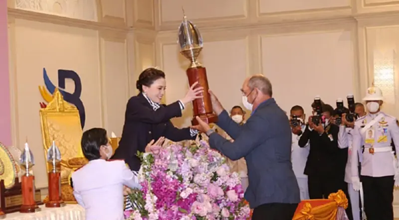 พระราชินี พระราชทานรางวัลการแข่งขันเรือใบ “ภูเก็ตคิงส์คัพรีกัตต้า” ทรงนำทีมเข้าเส้นชัยอันดับที่ 1 พระราชินี พระราชทานรางวัลการแข่งขันเรือใบ “ภูเก็ตคิงส์คัพรีกัตต้า” ทรงนำทีมเข้าเส้นชัยอันดับที่ 1