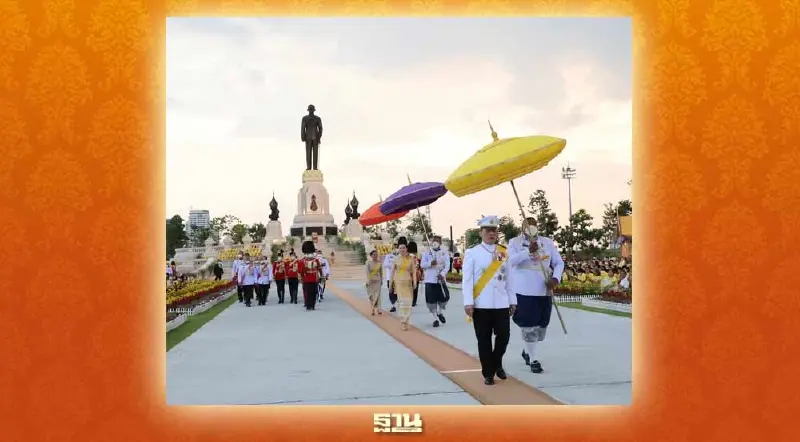 "ในหลวง" ทรงวางพุ่มดอกไม้ถวายราชสักการะ "วันคล้ายวันพระบรมราชสมภพ ร.9"
