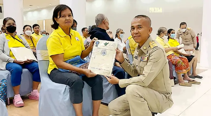 ผู้ว่าฯตราดมอบโฉนด ให้เกษตรกร 179 ราย เนื้อที่กว่า 2 พันไร่