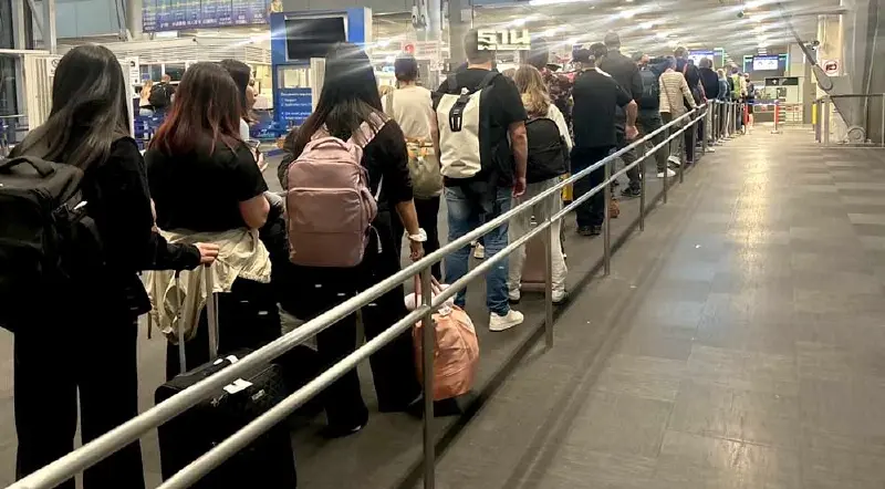 สุวรรณภูมิ วุ่น ตม.แจ้งระบบขัดข้อง ผู้โดยสารล้นสนามบิน