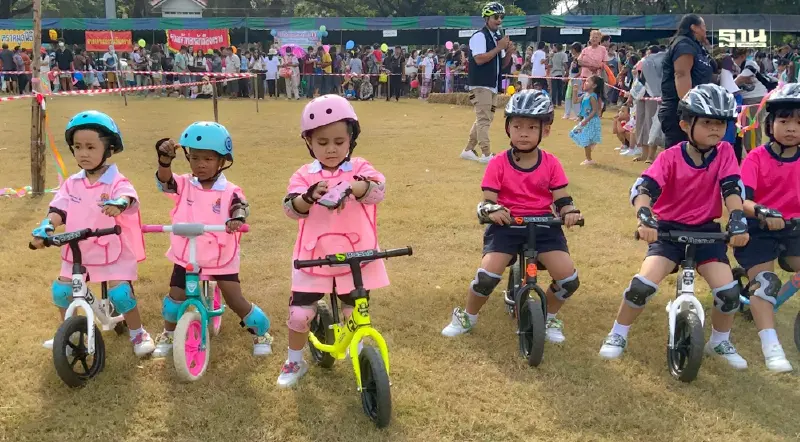 วันเด็กตราดคึกคัก จัดแข่งจักรยานหนูน้อย นั่งโต๊ะทำงานผู้ว่าฯ
