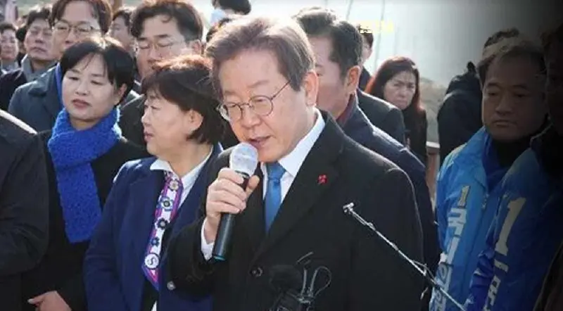 ระทึก! แทงคอผู้นำพรรคฝ่ายค้านเกาหลีใต้ต่อหน้านักข่าว ระทึก! แทงคอผู้นำพรรคฝ่ายค้านเกาหลีใต้ต่อหน้านักข่าว