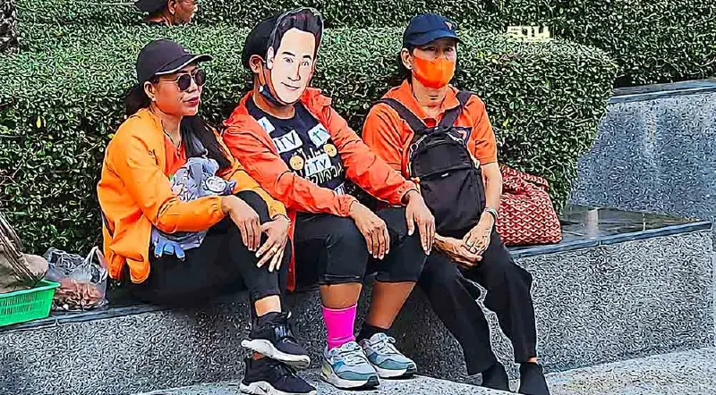 “ด้อมส้ม”สวมหน้ากาก“พิธา”ปักหลักรอฟังคำวินิจฉัยศาลรธน.บ่าย 2 โมง