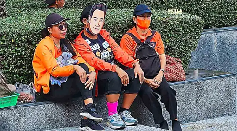 “ด้อมส้ม”สวมหน้ากาก“พิธา”ปักหลักรอฟังคำวินิจฉัยศาลรธน.บ่าย 2 โมง “ด้อมส้ม”สวมหน้ากาก“พิธา”ปักหลักรอฟังคำวินิจฉัยศาลรธน.บ่าย 2 โมง
