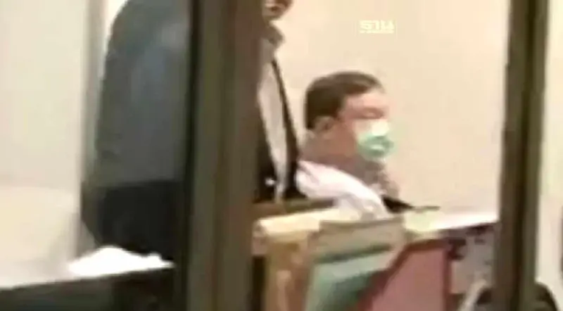 “ทักษิณ” นั่งรถเข็นเข้ารายงานตัวสำนักงานอัยการสูงสุด คดี ม.112