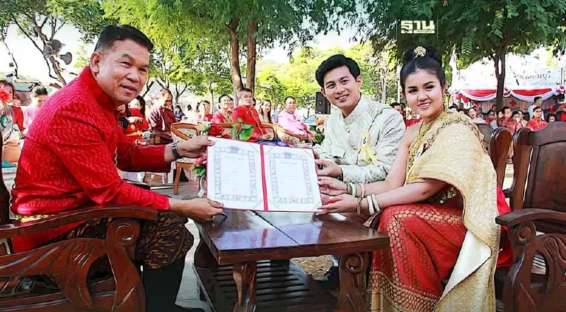 “วันแห่งความรัก”แต่งชุดไทยจดทะเบียนสมรส ในงานแผ่นดินสมเด็จพระนารายณ์