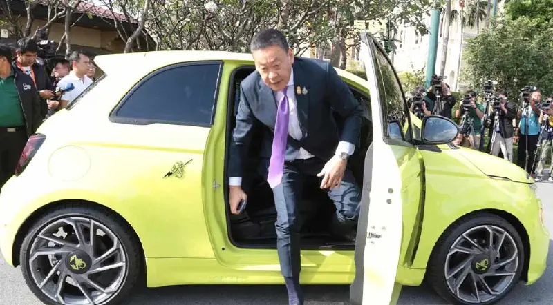 เศรษฐา ควบ Fiat Abarth 500e เข้าทำเนียบ ประชุมบอร์ด EV