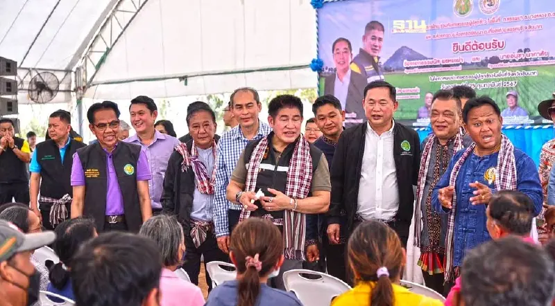 "ธรรมนัส“ ควง ”อนุชา“ พบปะฟังเสียงสะท้อนชาวนาชัยนาท ลุยแก้ภัยแล้ง
