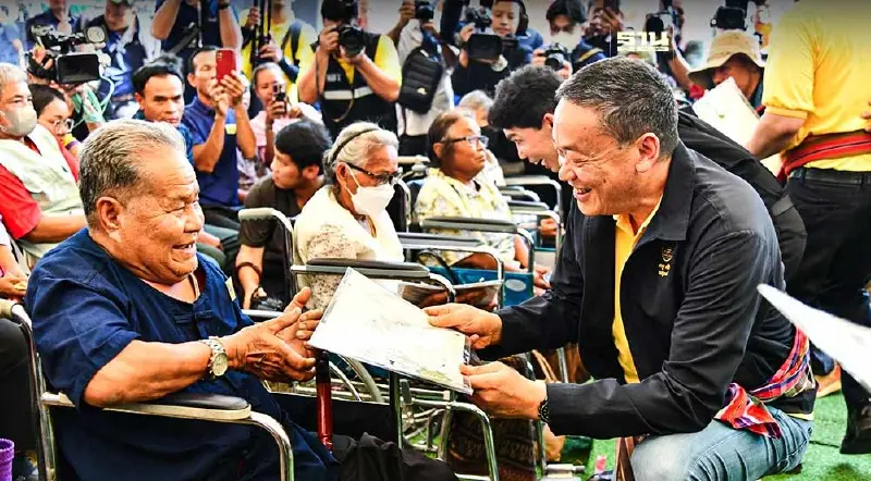 นายกฯ มอบสัญญาที่ราชพัสดุให้ผู้เช่าที่ราชพัสดุตามโครงการ หนองวัวซอโมเดล