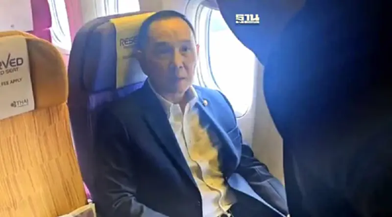 ปรบมือ CEO การบินไทย บินชั้นประหยัด เยือนสิงคโปร์ (ชมคลิป) ปรบมือ CEO การบินไทย บินชั้นประหยัด เยือนสิงคโปร์ (ชมคลิป)