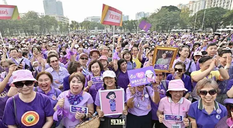 ประมวลภาพ "จุฬาฯ" สวมเสื้อสีม่วง แสดงความจงรักภักดี "กรมสมเด็จพระเทพฯ" ประมวลภาพ "จุฬาฯ" สวมเสื้อสีม่วง แสดงความจงรักภักดี "กรมสมเด็จพระเทพฯ"