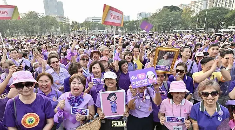 ประมวลภาพ "จุฬาฯ" สวมเสื้อสีม่วง แสดงความจงรักภักดี "กรมสมเด็จพระเทพฯ"