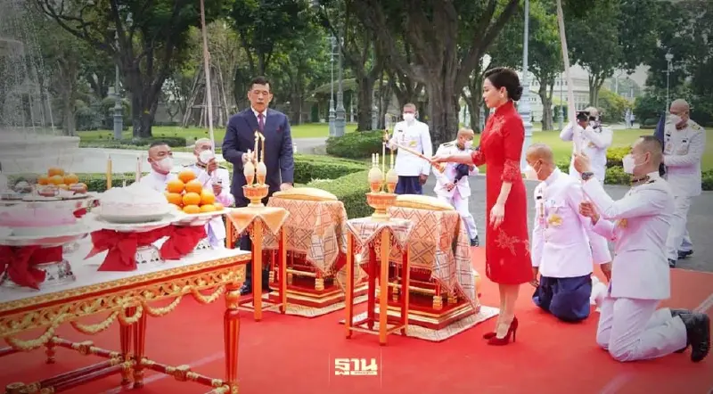 ในหลวง-พระราชินี ทรงประกอบพิธีสังเวยพระป้ายในเทศกาลตรุษจีน 2567 ในหลวง-พระราชินี ทรงประกอบพิธีสังเวยพระป้ายในเทศกาลตรุษจีน 2567