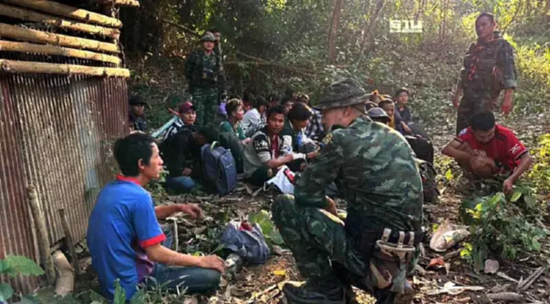 หนุ่ม-สาวเมียนมา ทะลักเข้าชายแดนไทย หนีบังคับเกณฑ์ทหาร หนุ่ม-สาวเมียนมา ทะลักเข้าชายแดนไทย หนีบังคับเกณฑ์ทหาร