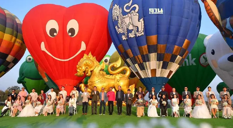อลังการรับวาเลนไทน์ เทศกาลบอลลูนฯ สิงห์ปาร์ค 15 คู่บอกรักบนฟ้า
