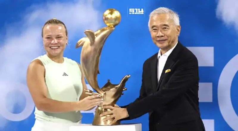 “สุวัจน์”ยินดีกับสาวรัสเซียคว้าแชมป์หญิงเดี่ยวเทนนิสไทยแลนด์โอเพ่น 2024 “สุวัจน์”ยินดีกับสาวรัสเซียคว้าแชมป์หญิงเดี่ยวเทนนิสไทยแลนด์โอเพ่น 2024