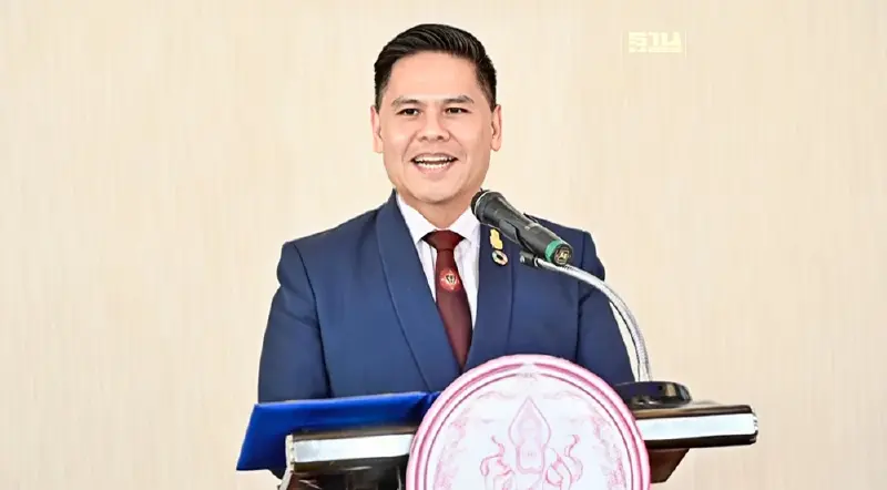 วราวุธ  รับมอบสีทาอาคารจาก “เบเยอร์” แต่งบ้านเติมฝันให้เคหะชุมชนดินแดง 3