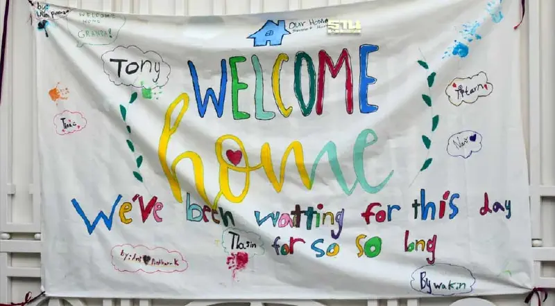 “ทักษิณกลับบ้าน” เช้ามืด 18 ก.พ. ครอบครัวชินวัตร ติดป้ายต้อนรับ