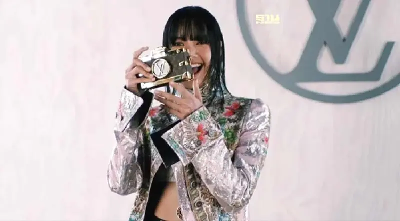 ฮือฮา “ลิซ่า” ร่วมดูโชว์ Louis Vuitton ปารีสแฟชั่นวีค ย้ำข่าว GBA ใกล้เป็นจริง