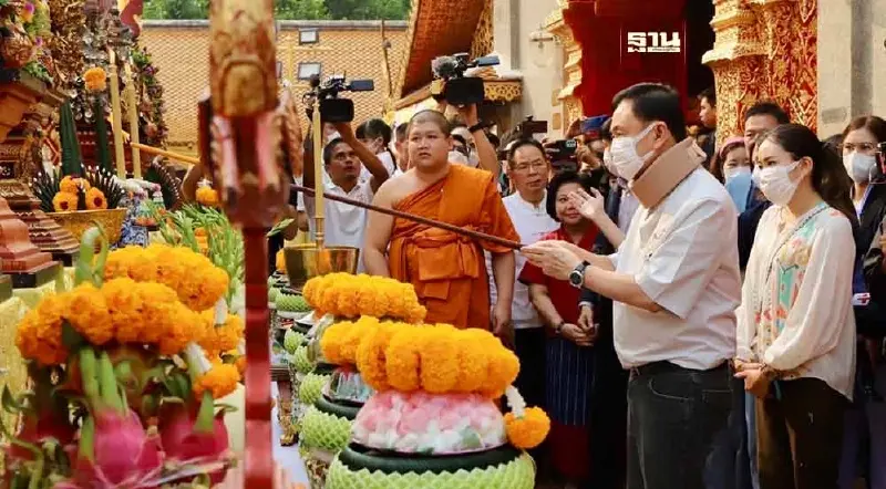 ประมวลภาพ "ทักษิณ" ควงลูก "โอ๊ค-เอม-อุ๊งอิ๊ง" สักการะครูบาศรีวิชัย