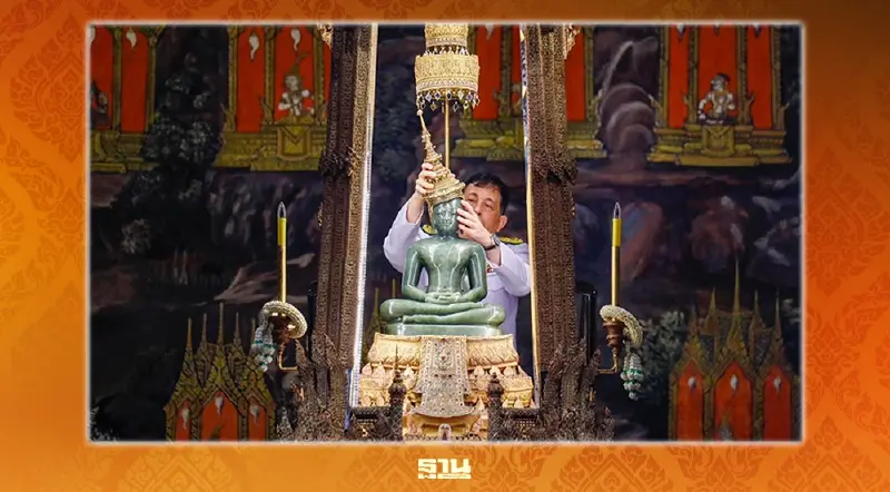 ในหลวง พระราชินี เสด็จฯ ไปทรงเปลี่ยนเครื่องทรงพระแก้วมรกต สำหรับฤดูร้อน