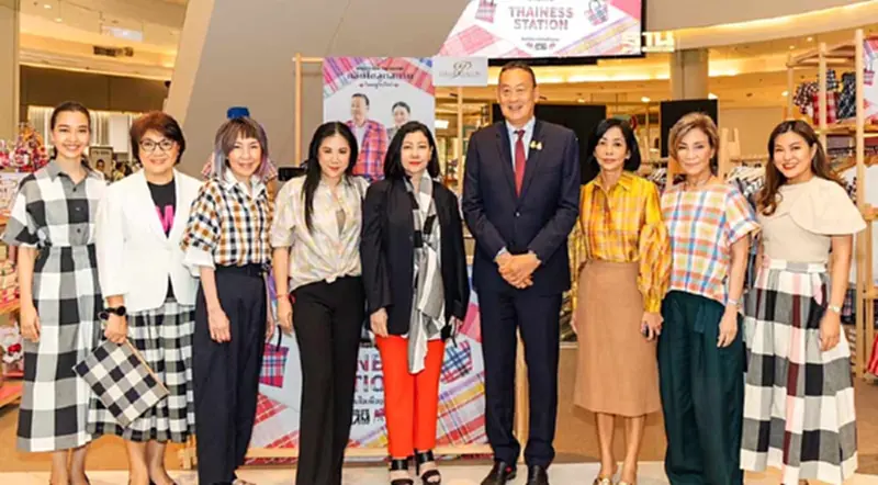 นายกฯ เยี่ยมชมป๊อบอัพช็อป “THAINESS STATION สินค้าไทย ร่วมใจเพื่อชุมชน” สยามพารากอน นายกฯ เยี่ยมชมป๊อบอัพช็อป “THAINESS STATION สินค้าไทย ร่วมใจเพื่อชุมชน” สยามพารากอน