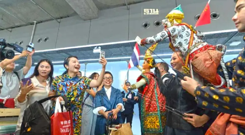 สื่อใหญ่จีนสะท้อนภาพ “จีน-ไทย” ใกล้ชิดกันยิ่งขึ้น ในยุค “ฟรีวีซ่า” สื่อใหญ่จีนสะท้อนภาพ “จีน-ไทย” ใกล้ชิดกันยิ่งขึ้น ในยุค “ฟรีวีซ่า”