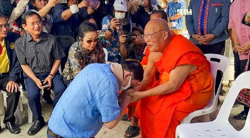 "ทักษิณ" รับพรจากเจ้าคณะเชียงใหม่ บอกอาการป่วยดีขึ้น