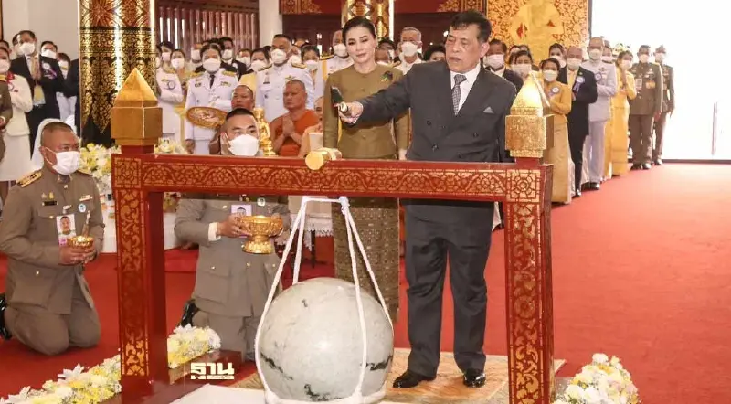 ในหลวง-พระราชินี ทรงตัดหวายลูกนิมิตอุโบสถบุญชุ่มรัตนปุรี