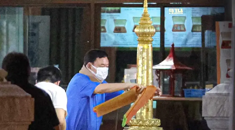 เปิดภาพ "ทักษิณ" สวมเฝือกคอสักการะศาลหลักเมือง ก่อนกลับเชียงใหม่รอบ 17 ปี