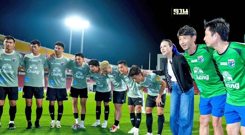 "มาดามแป้ง" ชวนแฟนบอลเชียร์ "ทีมชาติไทย" ให้ถูกกติกา "มาดามแป้ง" ชวนแฟนบอลเชียร์ "ทีมชาติไทย" ให้ถูกกติกา